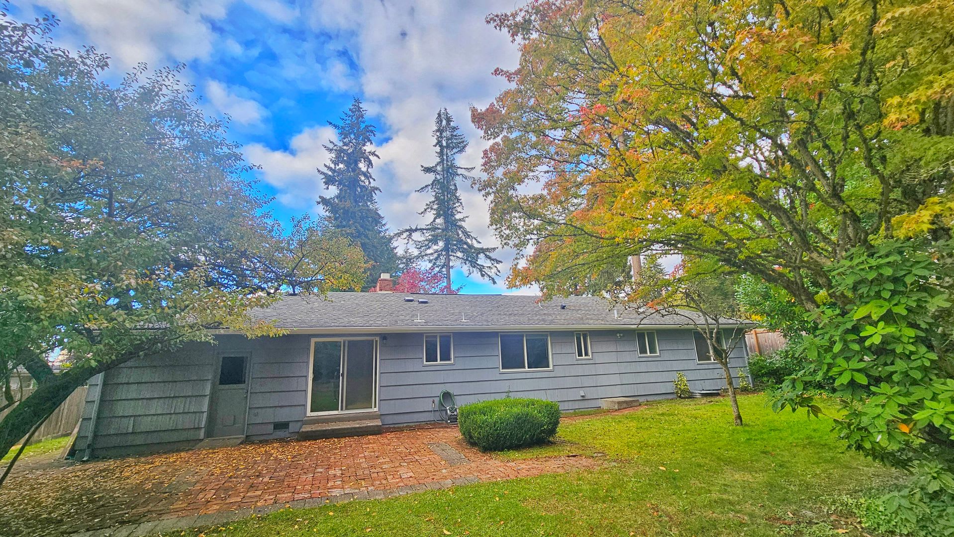 Beautifully Remodeled 3 Bed 2 Bath Rambler in Eastgate, Bellevue – photo 2