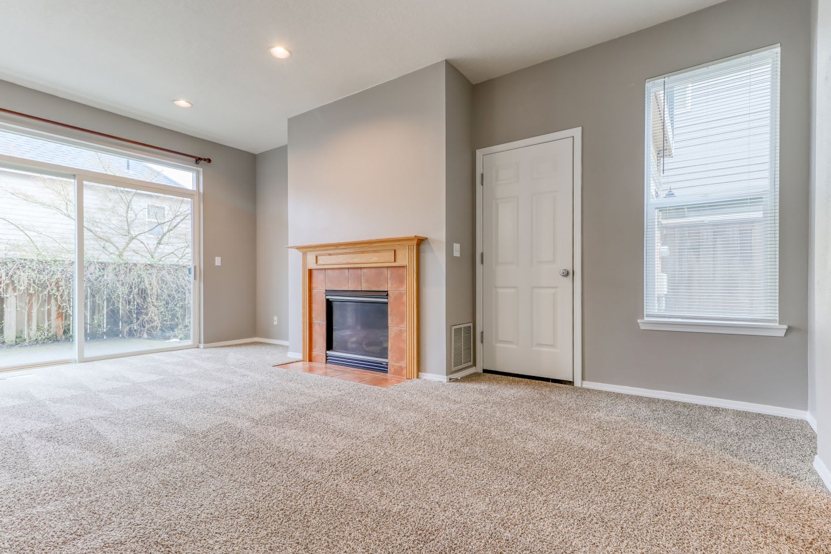 Beautiful 3 Bedroom Home in Beaverton with Fenced Patio, Attached Garage & Fireplace! – photo 3