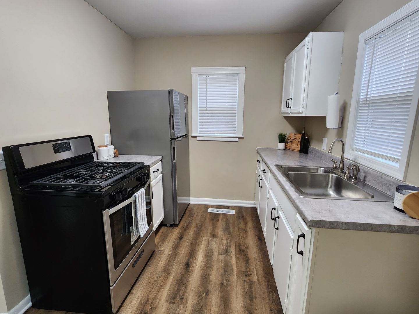 3 Bed 1 Bath Home Fenced Yard – photo 3