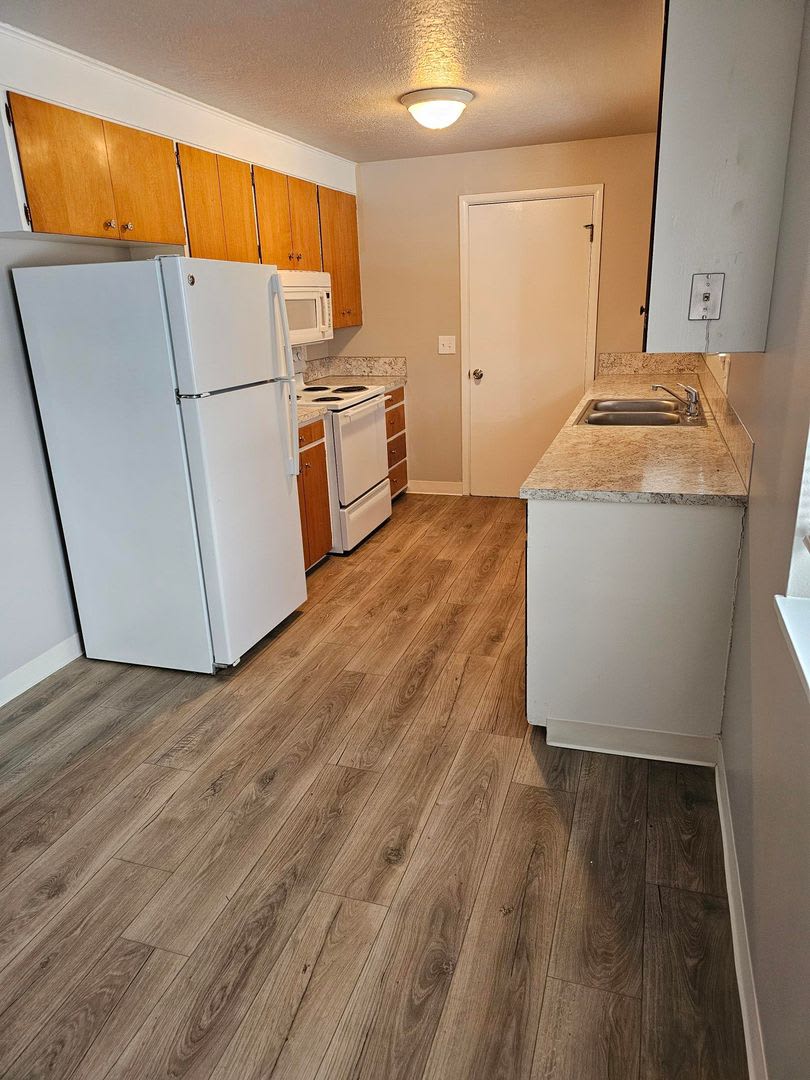 Beautifully Renovated 3 Bedroom, 1 1/2 Bathroom Detached Duplex on the Boise Bench! Newer Carpet and Paint. – photo 5
