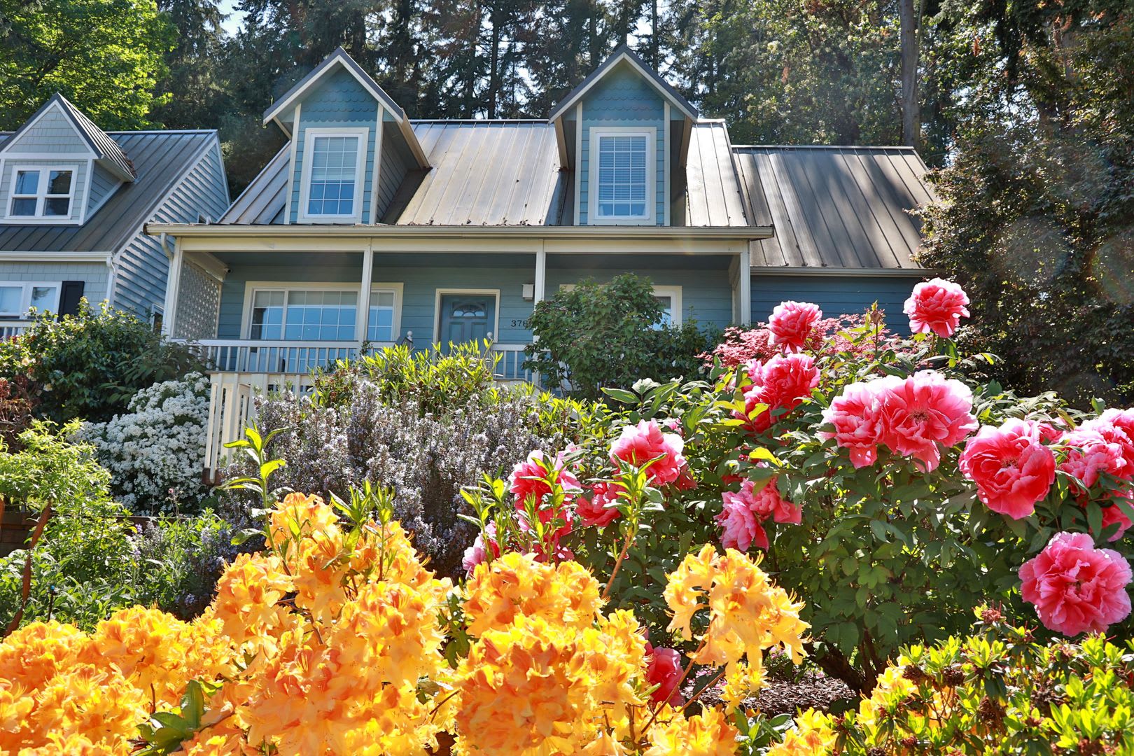 Stunning View With This Cape Cod Cottage In Langley! – photo 1