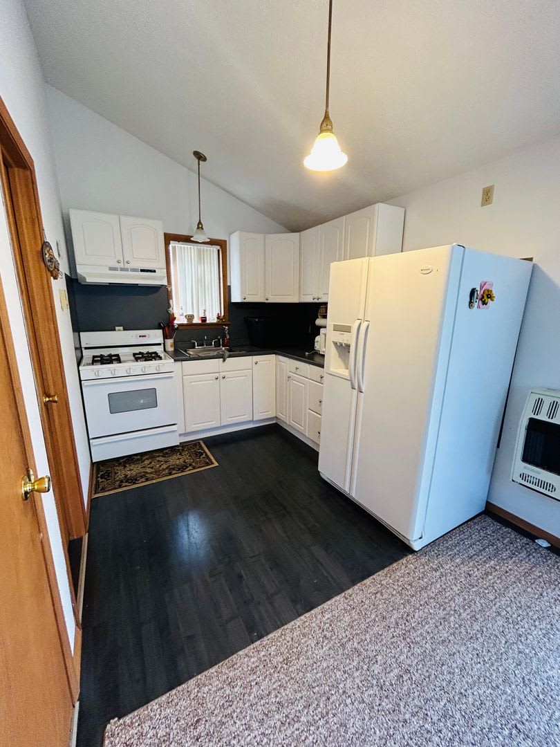 Bright and spacious 3-bedroom, 1-bath home featuring a nice backyard – photo 4