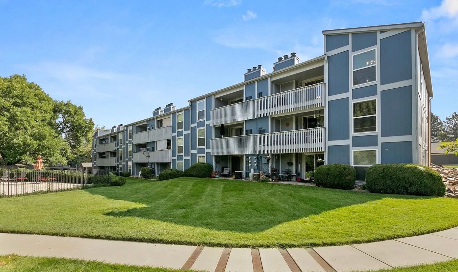Spacious Centennial Condo – photo 2