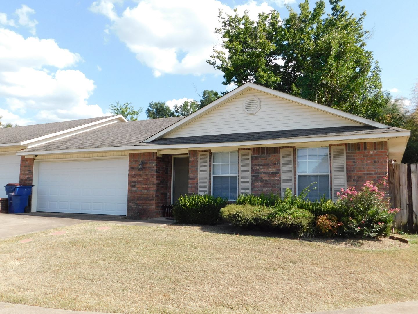 Spacious 2 bedroom, 2 bath duplex – photo 1