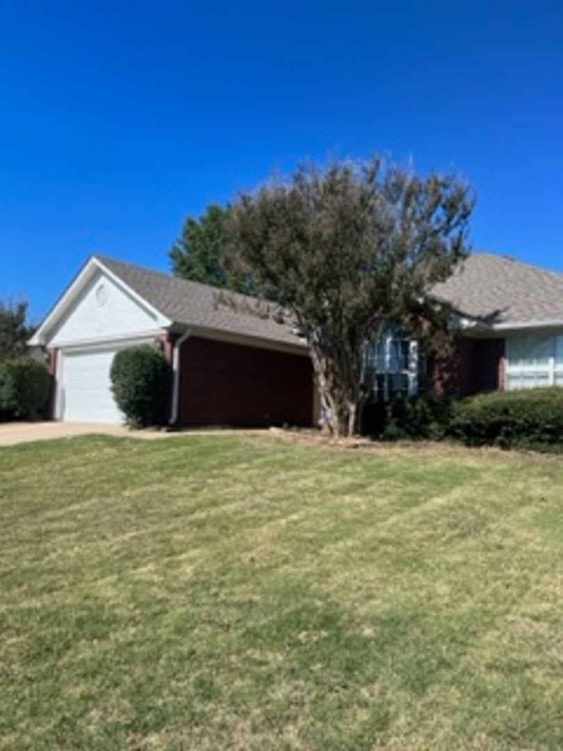 Beautiful 3 Bedroom On Remington Way Corner Lot New Flooring No Carpet – photo 1