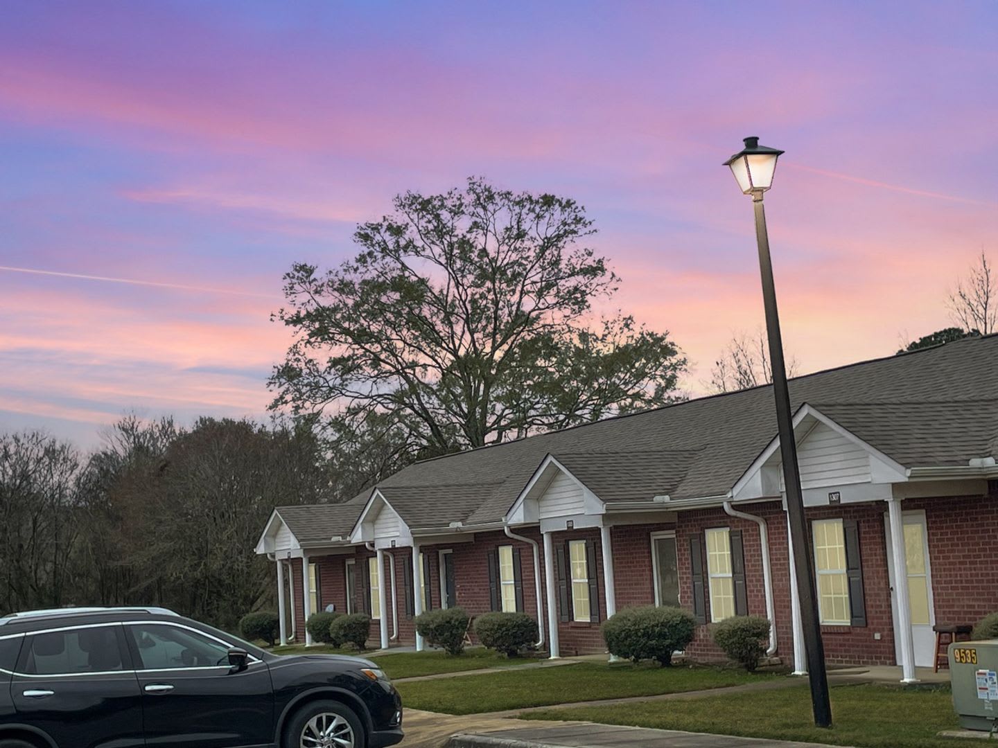 Single Level Home************Beautiful 1 Bedroom Villa************Brick Building – photo 2