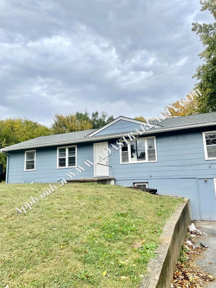 4904 Northeast 44th Terrace – photo 1