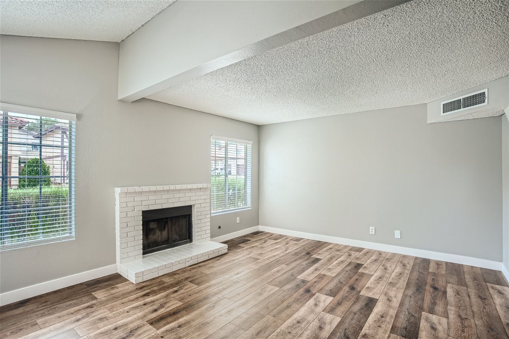 3 Bedroom Home in Green Valley! – photo 4