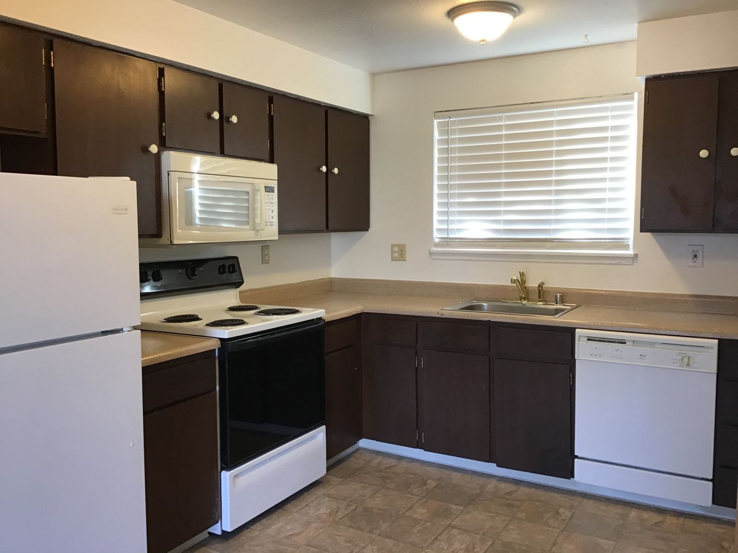 <b>2 Bedroom Reno Condo in Gated Community<br><br> – photo 4