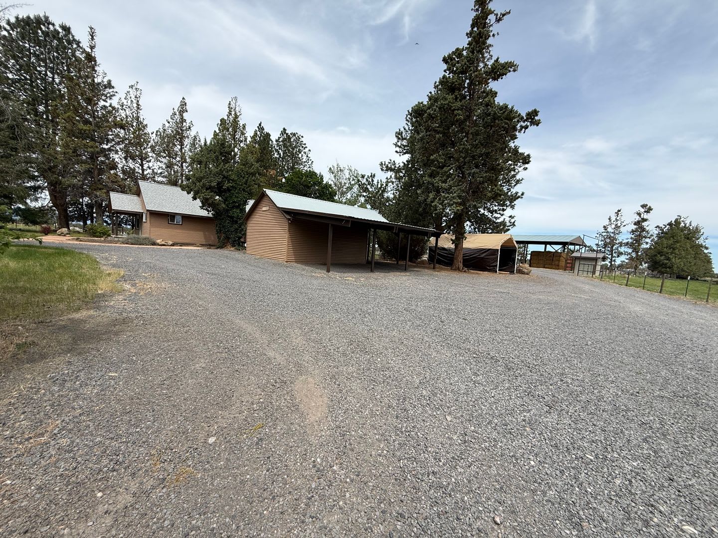 2 Bed/1.5 Bath Single Level Farm House with Mountain Views – photo 3