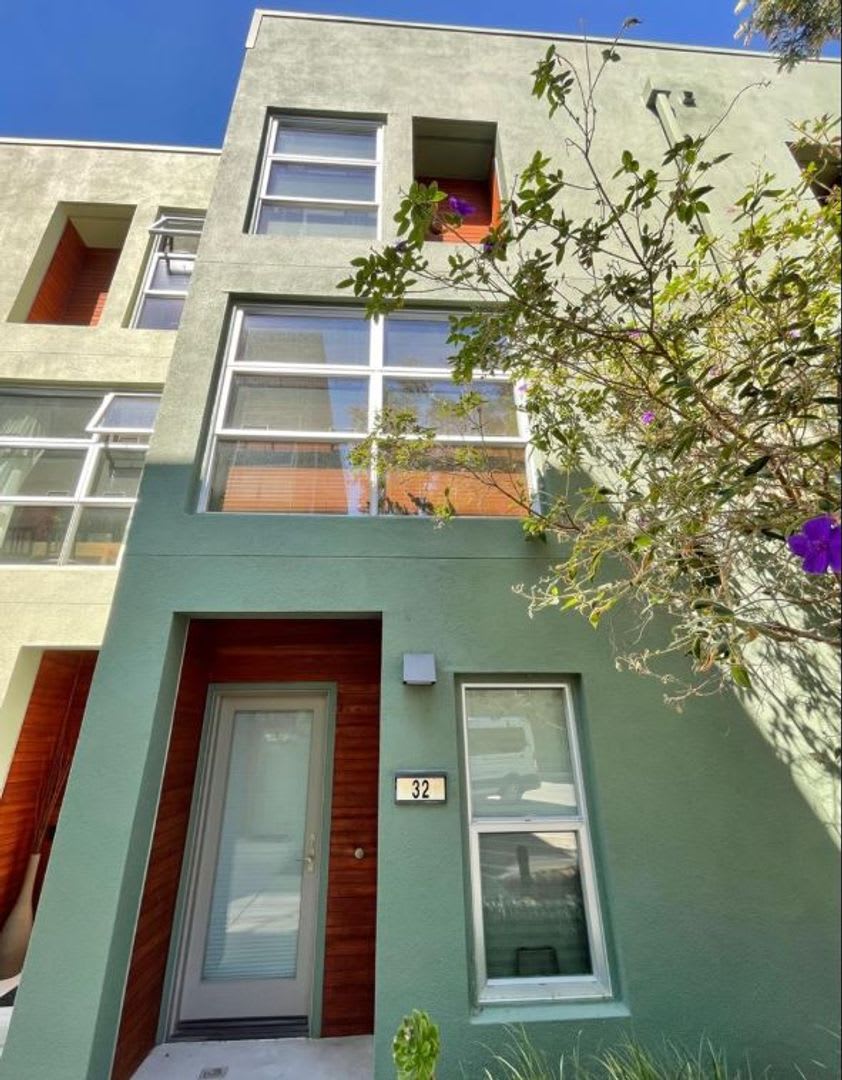 Modern Split Level Townhome 2 Bedroom 2 Bath In Emeryville – photo 1