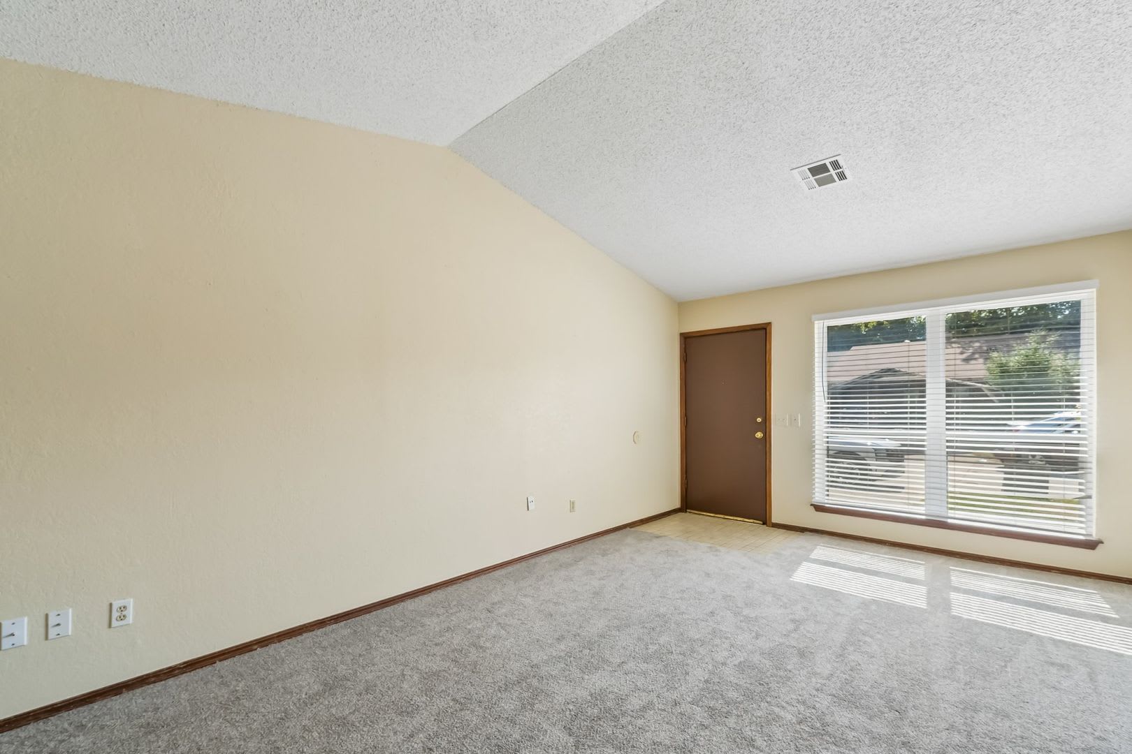 208 Hudson Pl – photo 3