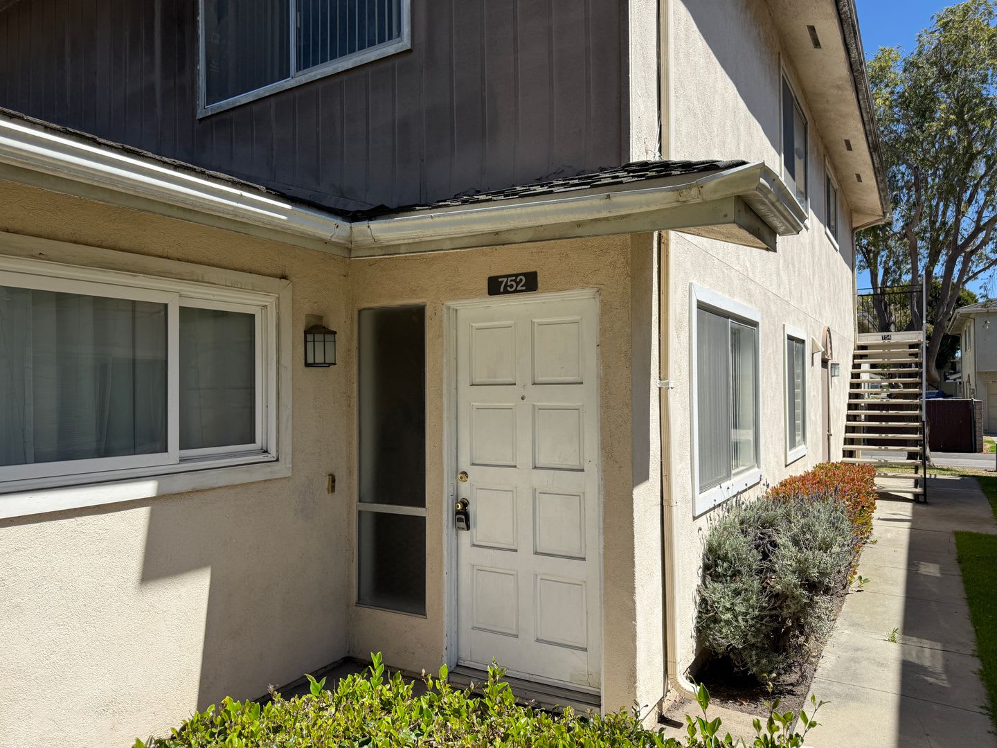 Updated 2 Bed / 1 Bath Townhouse with Pool Access – Port Hueneme – photo 1