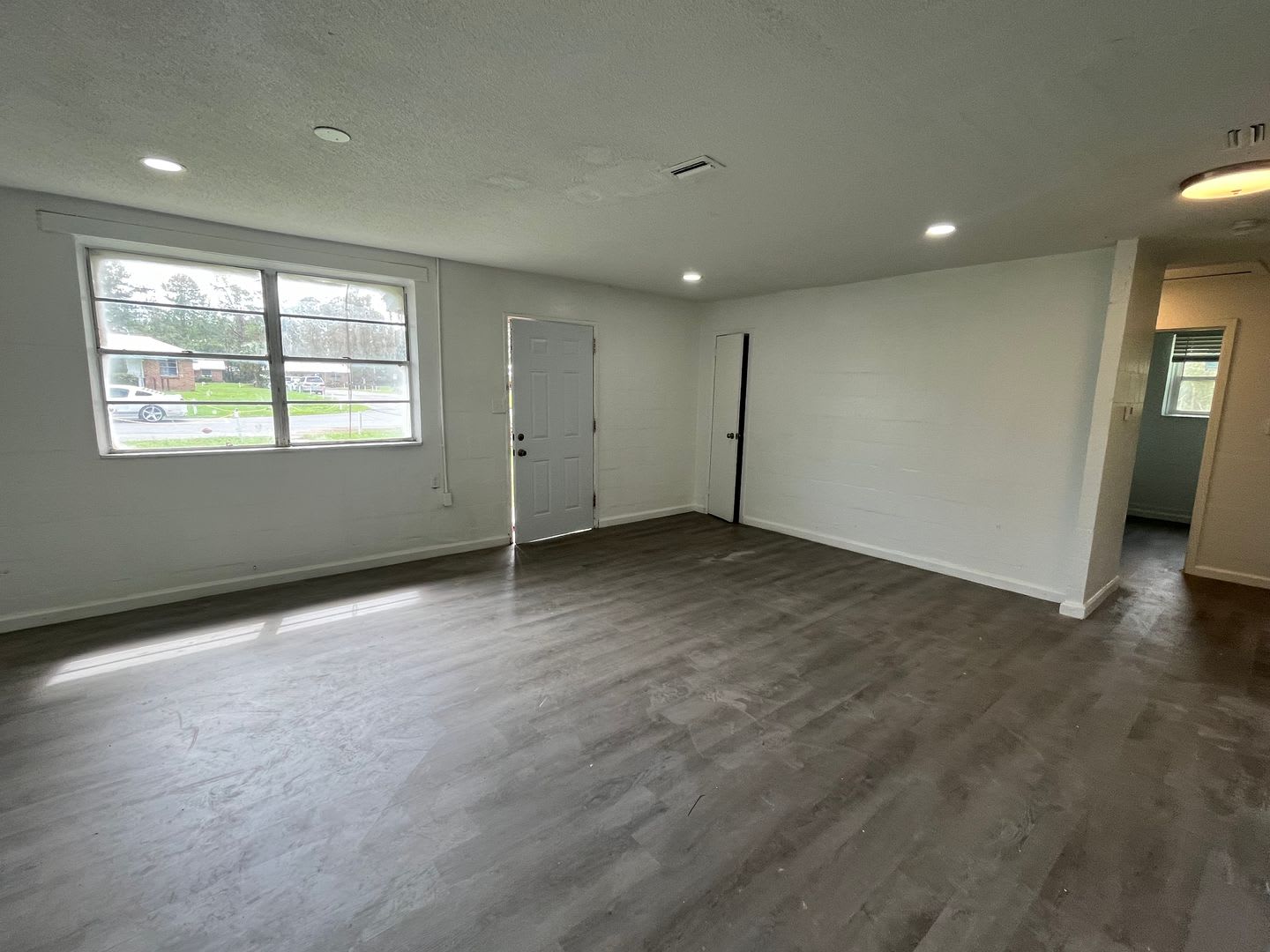 Remodeled 3 Bedroom, 1 Bathroom Brick Apartment near Downtown Live Oak – photo 2