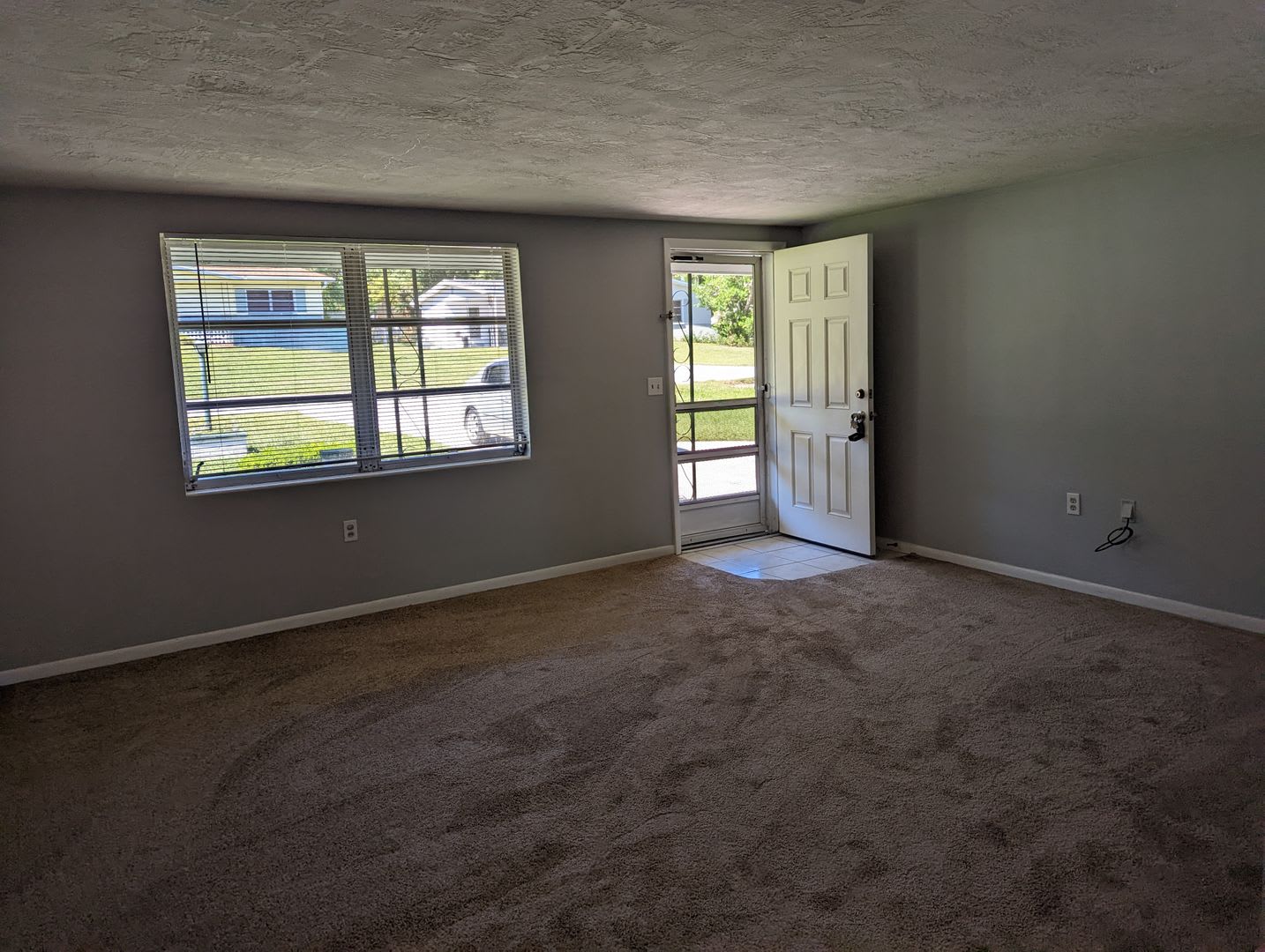 Wonderful 2/1 Home with Fenced Yard in Beverly Hills – photo 2