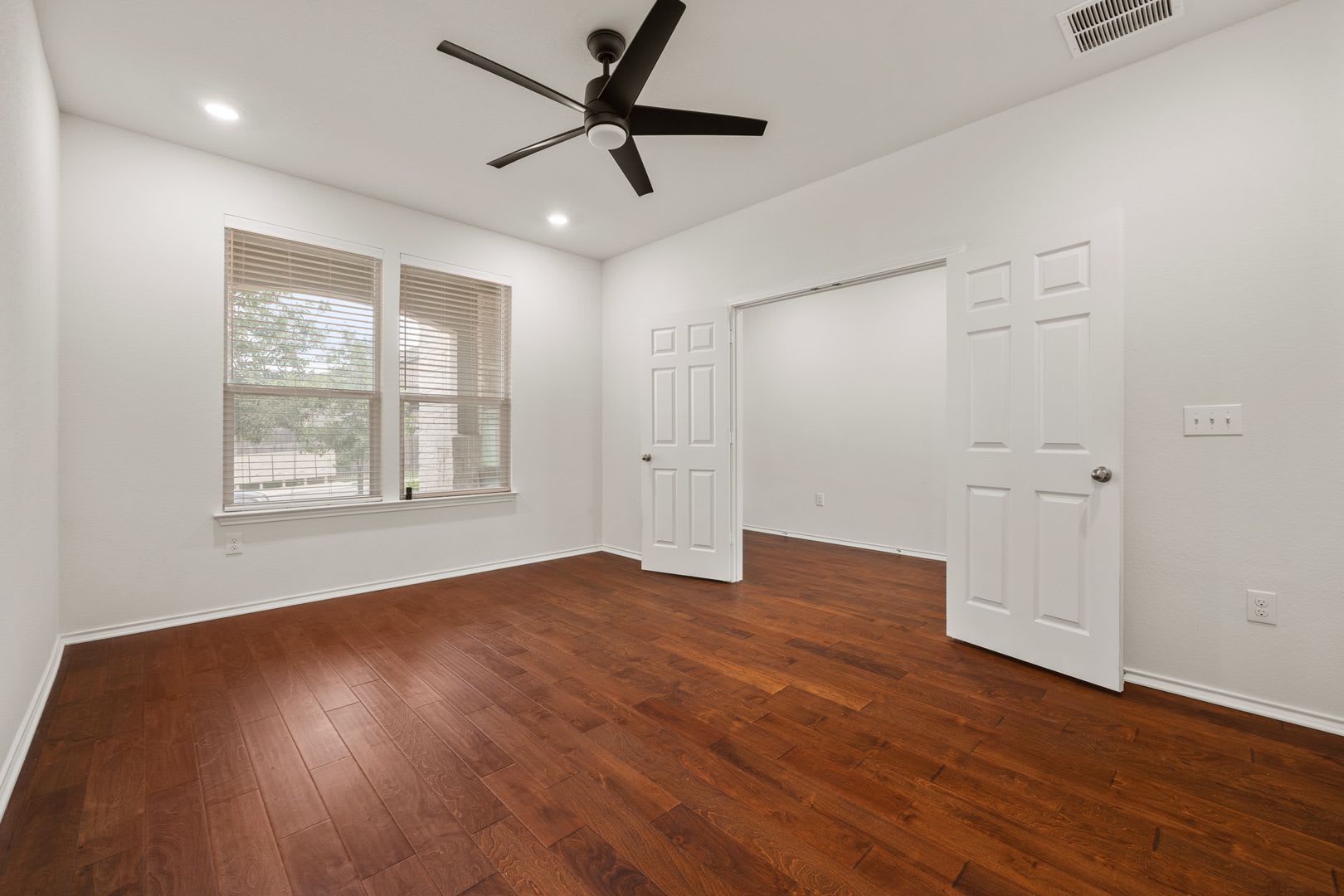 Beautiful 3BR Home with Open Floor Plan, Covered Patio & Private Fenced Yard in South Austin – photo 2