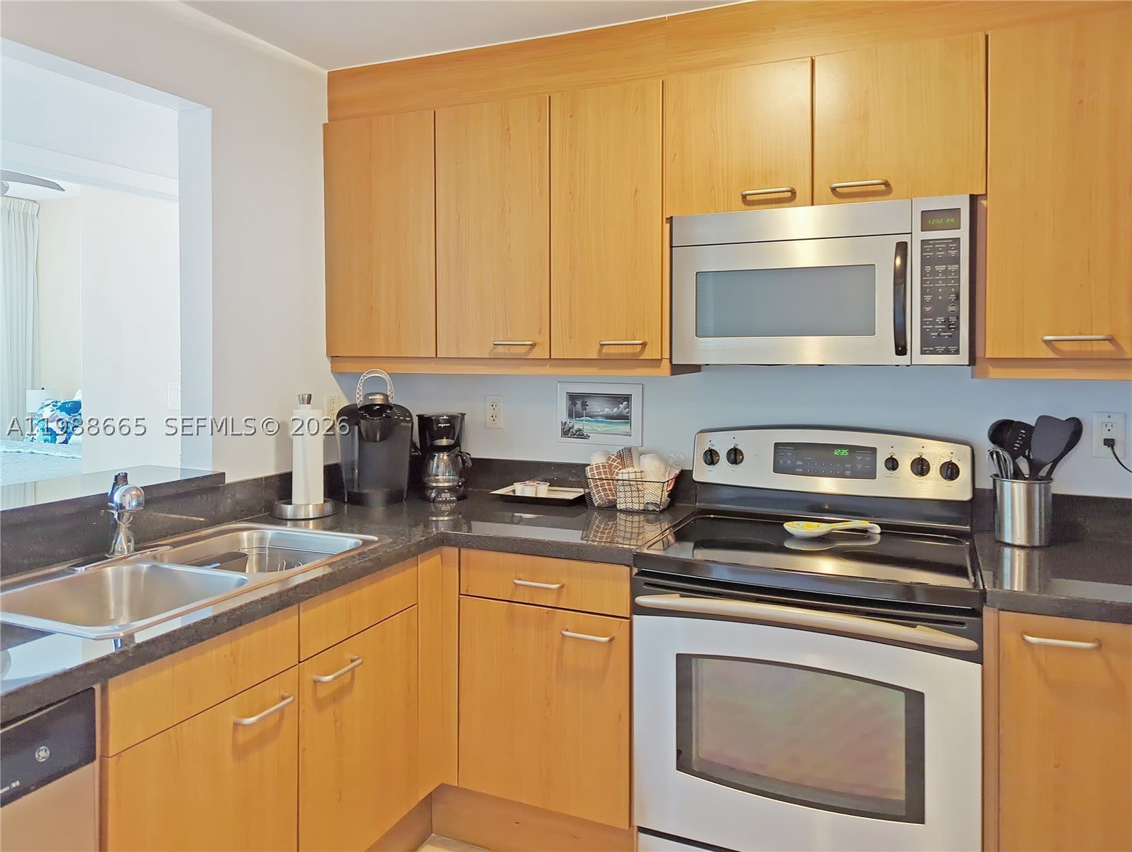 225 Collins Ave – photo 4