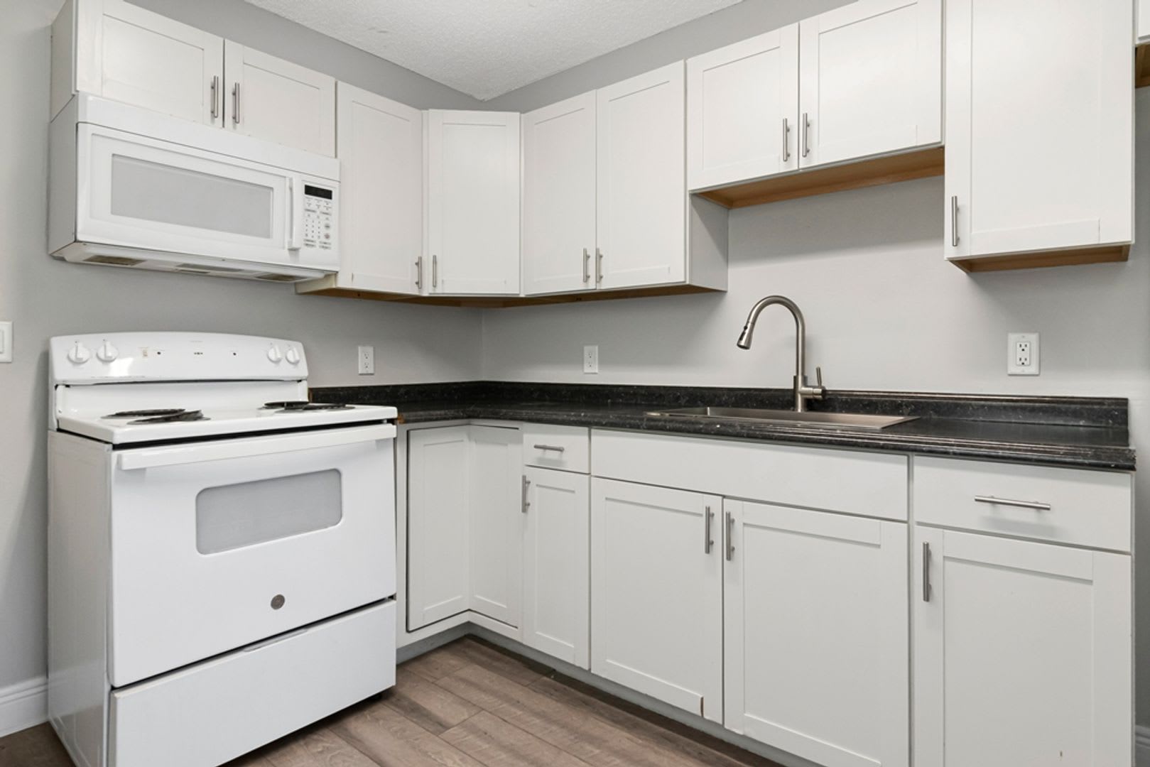 Renovated 3 Bedroom 2 Bath Lawn Care And Trash Included Minutes From Super Target And Publix – photo 3
