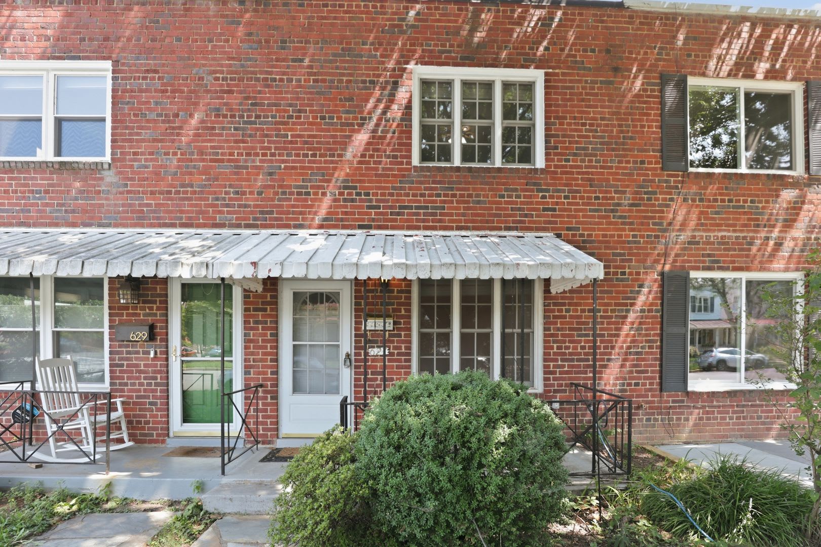 Welcome To 627 N Alfred Street A Beautifully Refreshed Townhome In The Heart Of Historic Old Town Alexandria – photo 2