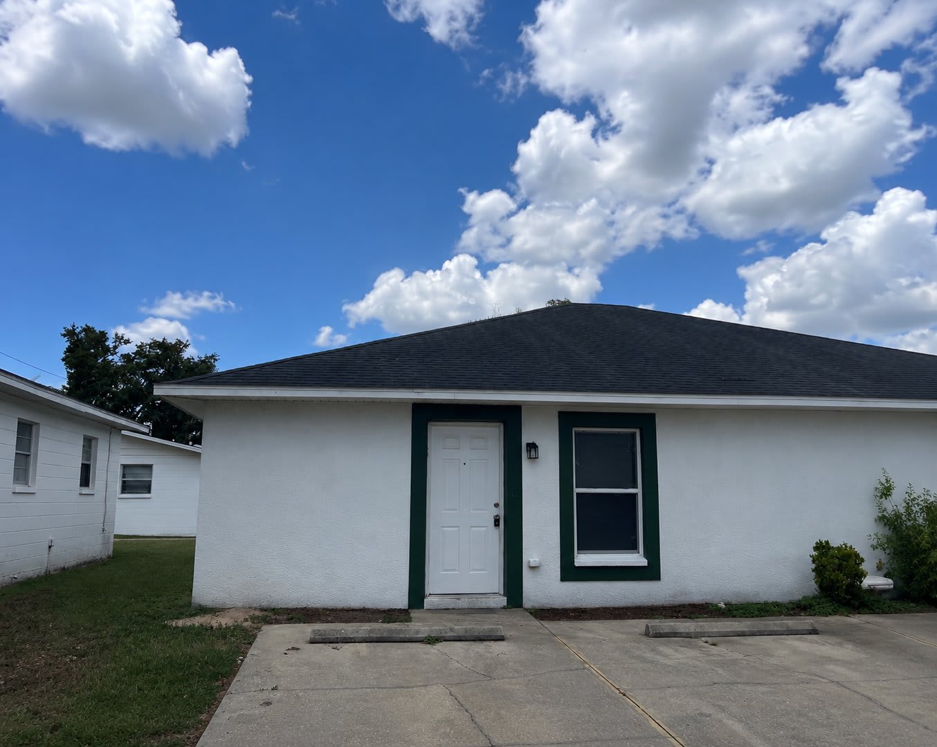 Spacious 2BR/1BA Duplex with Vaulted Ceilings & Bonus Space! – photo 1