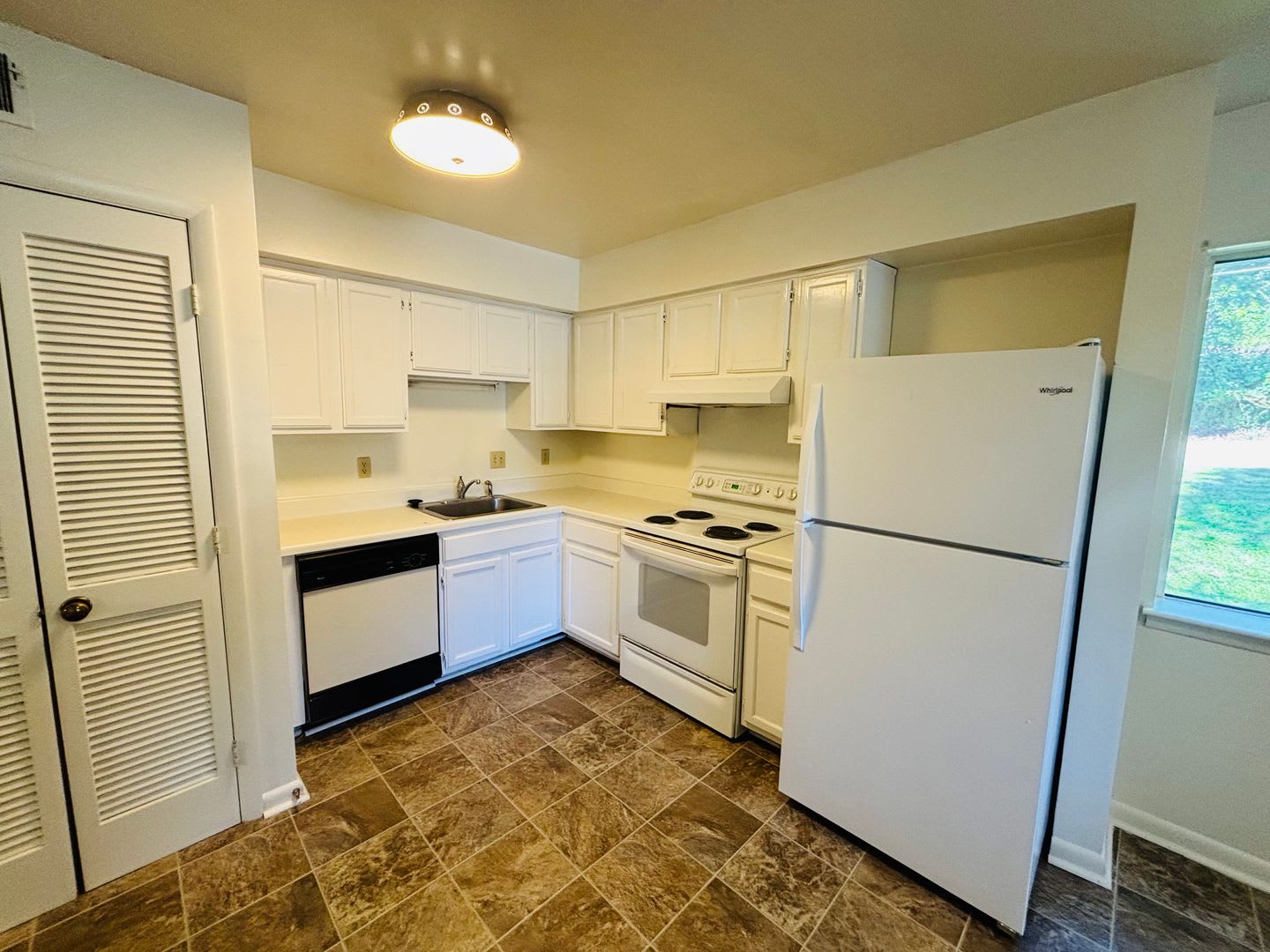 3 Bedroom 2 Bath Townhouse – photo 5