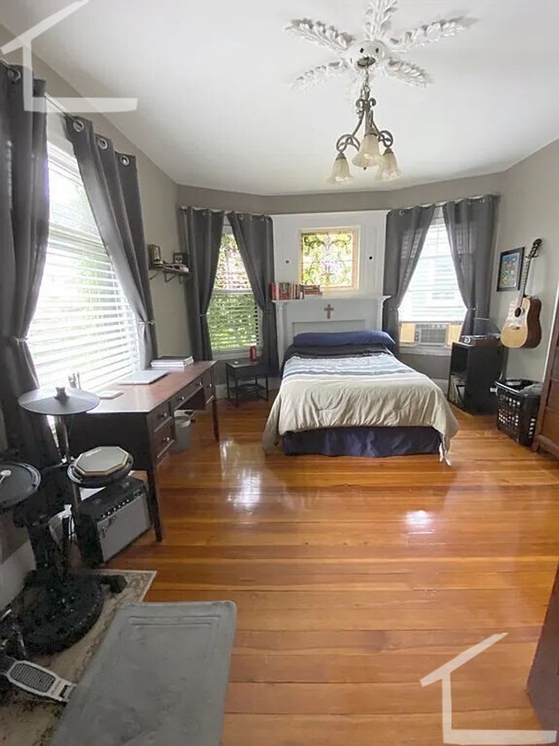 Nicely updated 3 bed unit with in unit laundry! – photo 2