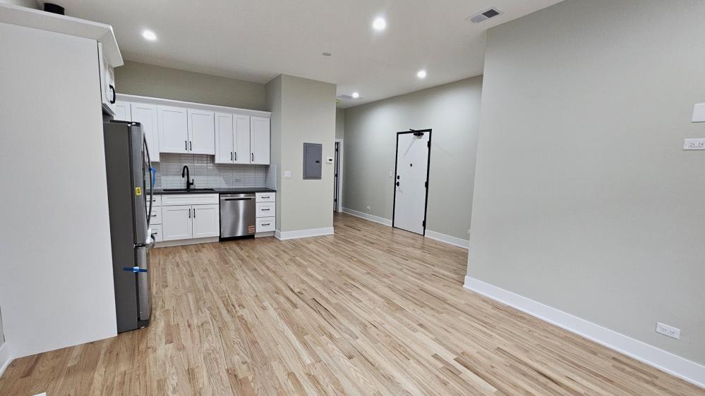 4437 N. Broadway St – photo 5