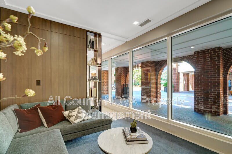 635 Slaters Ln – photo 3
