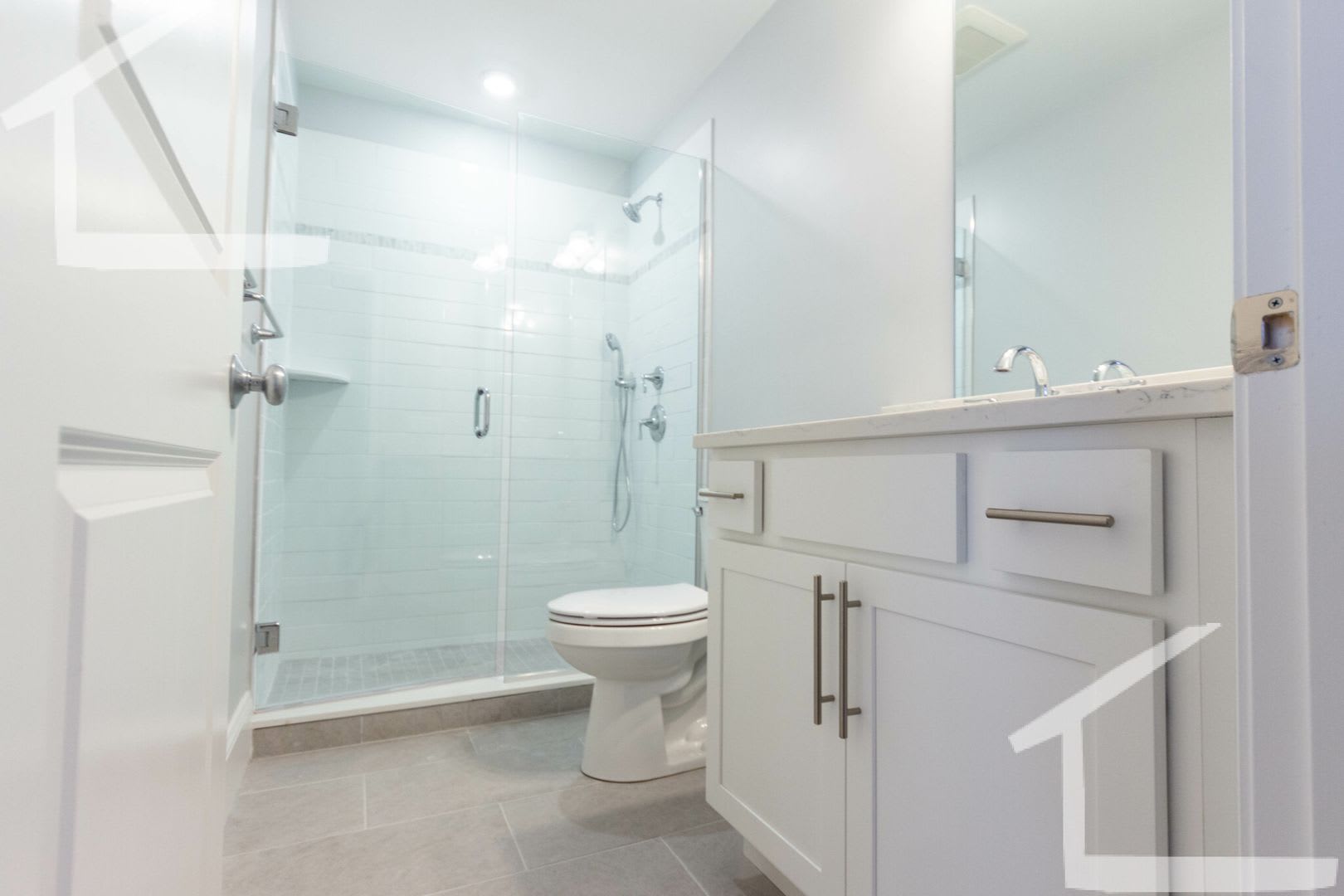 State Of The Art Luxury Apartment W Laundry In Unit Central Ac Beautiful Quiet Street No Fee No Last Month Upfront – photo 4