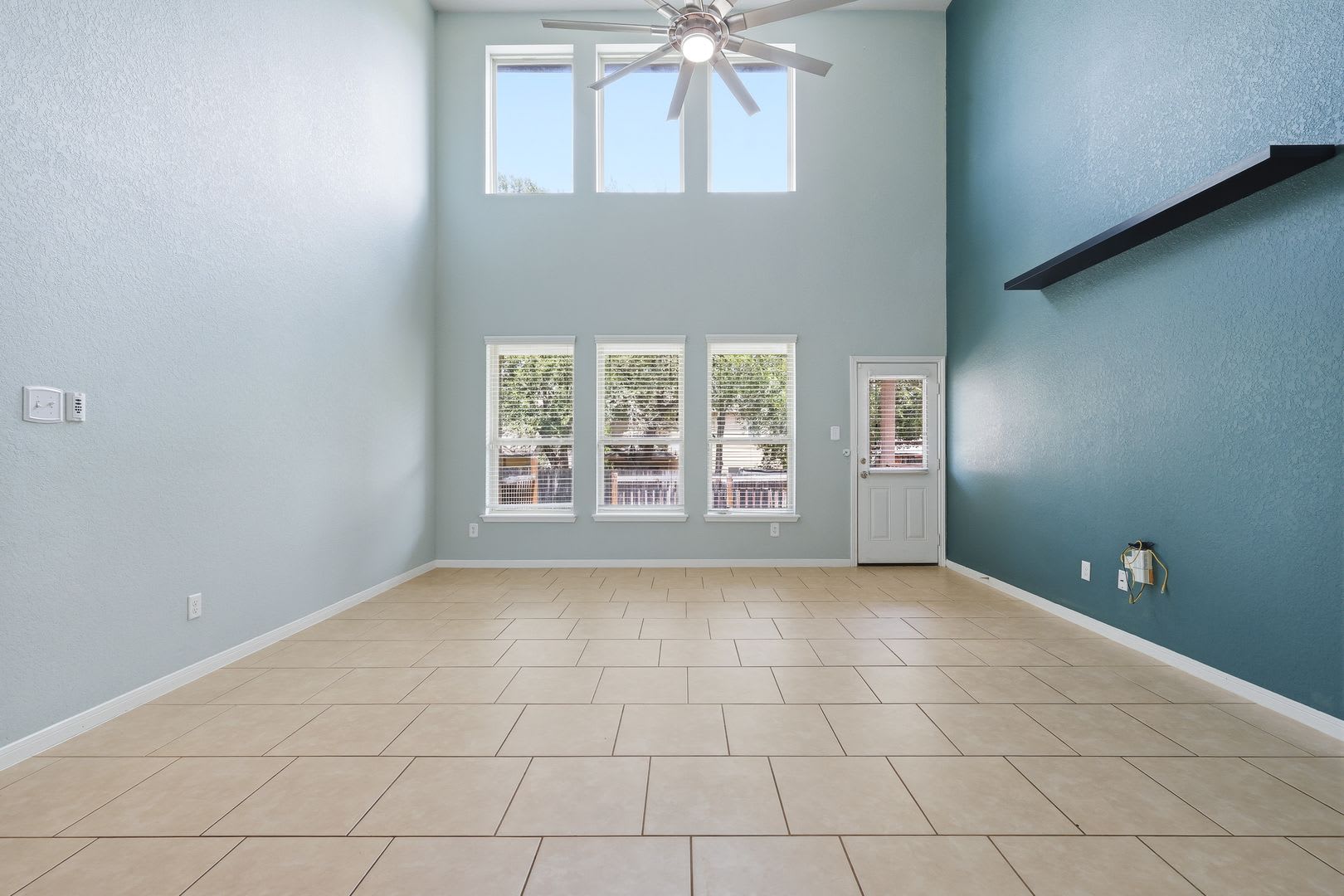 ***MOVE-IN SPECIAL: ONE WEEK FREE***Stunning Two-Story Home in Wolf Creek – photo 4