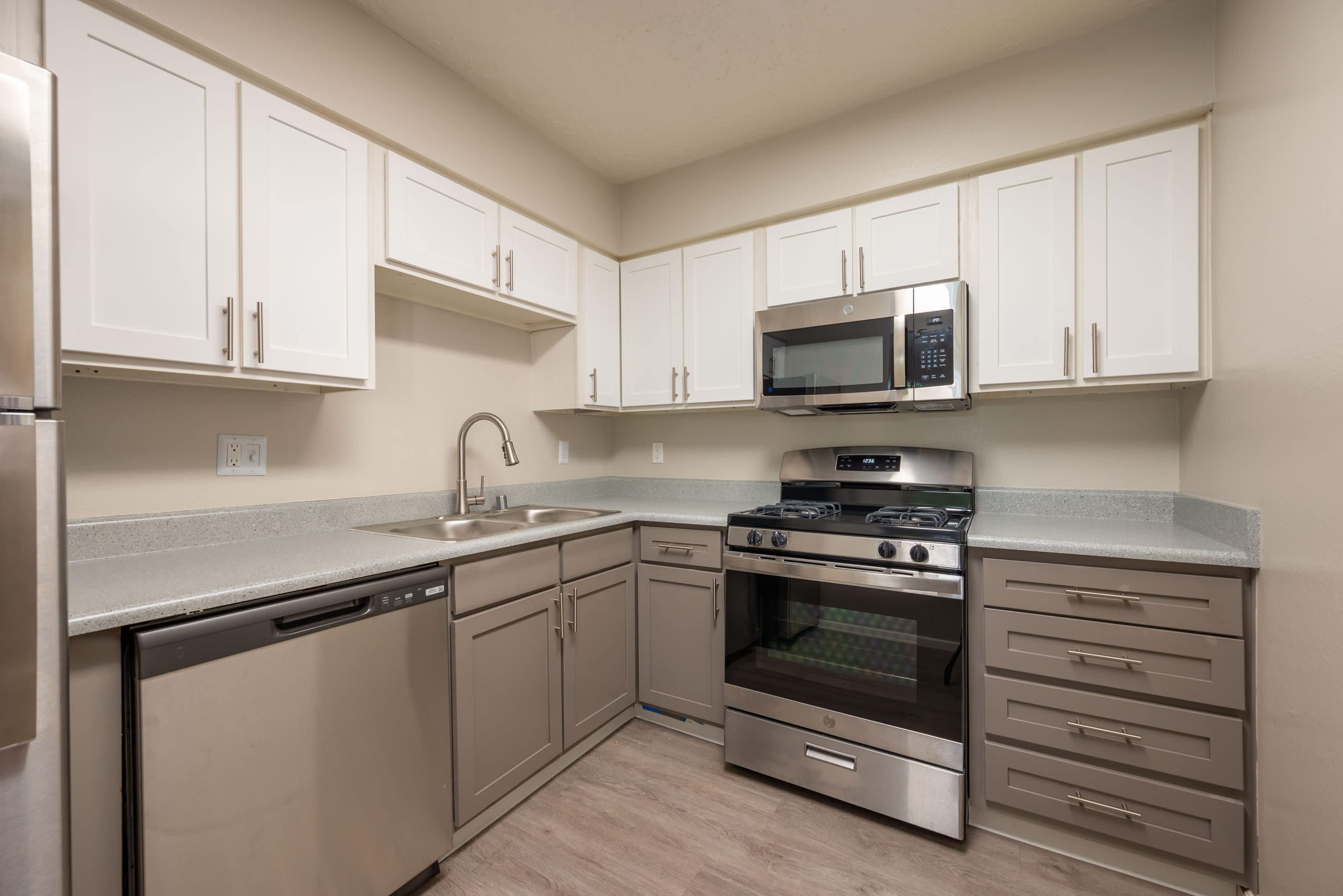 Monterey Manor Apartments – photo 4