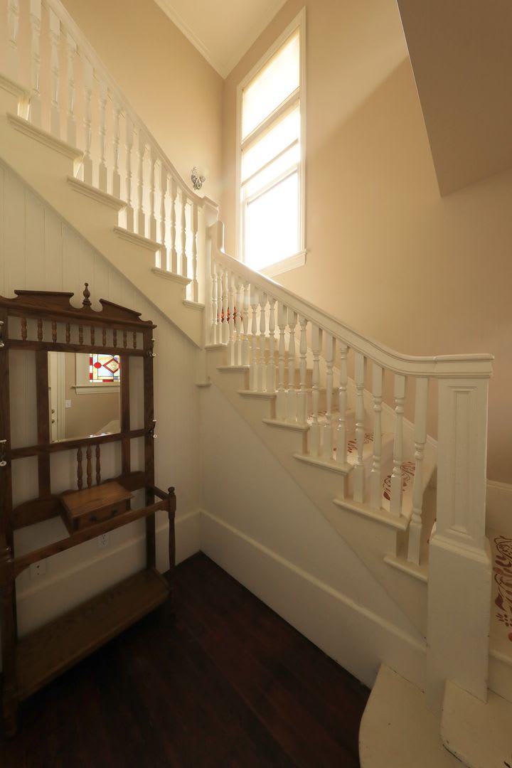 Spacious Updated Victorian Apartment, some utilities included – photo 5
