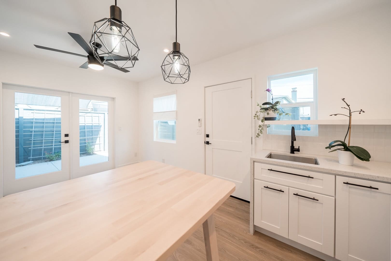 2540 1/2 Commonwealth Ave – photo 2