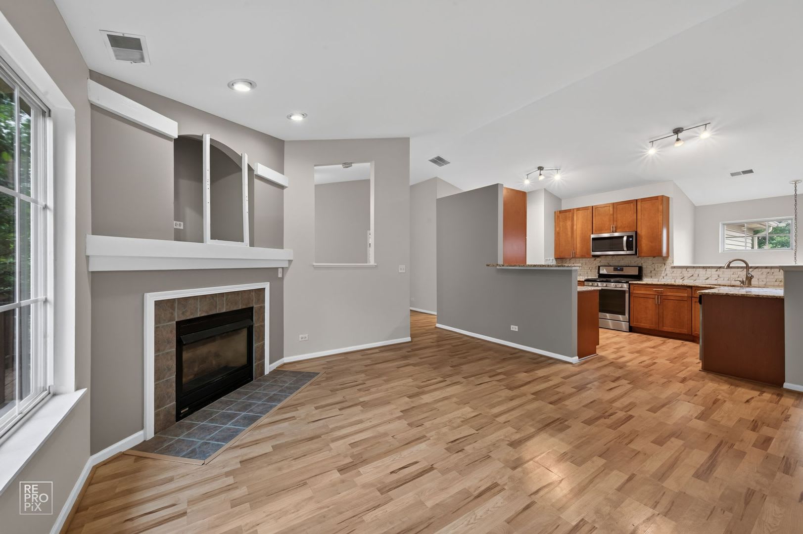 3 Bedroom Home in Streamwood! – photo 2