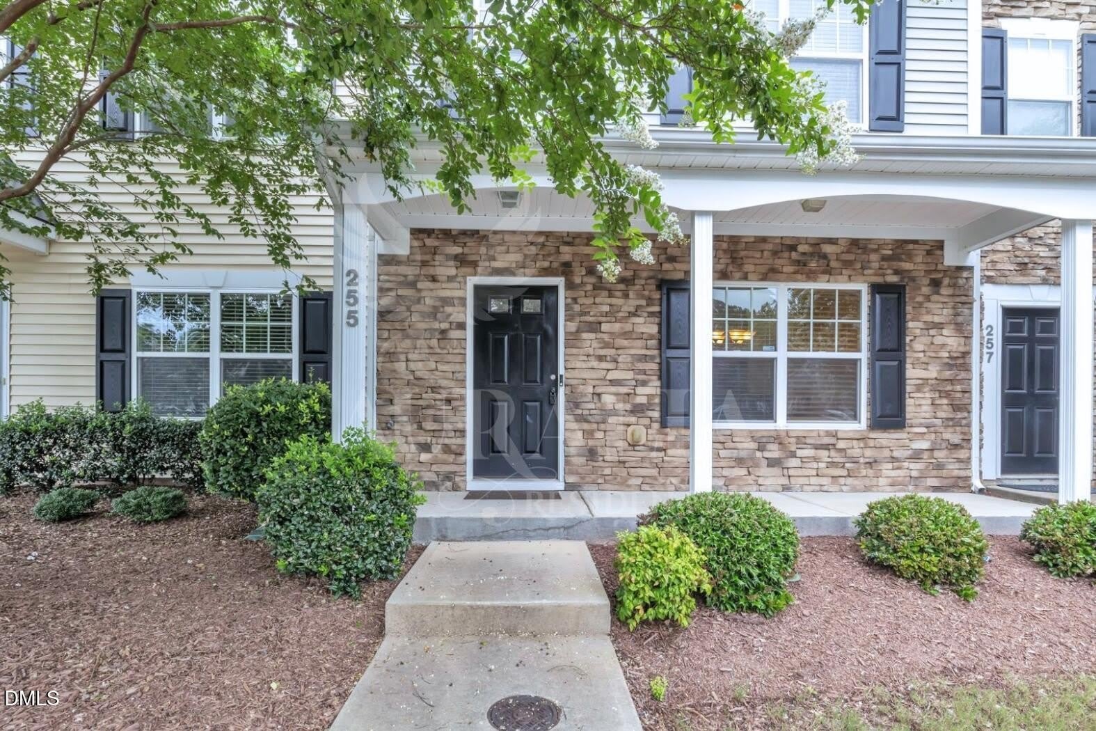 255 Hampshire Downs Drive – photo 3