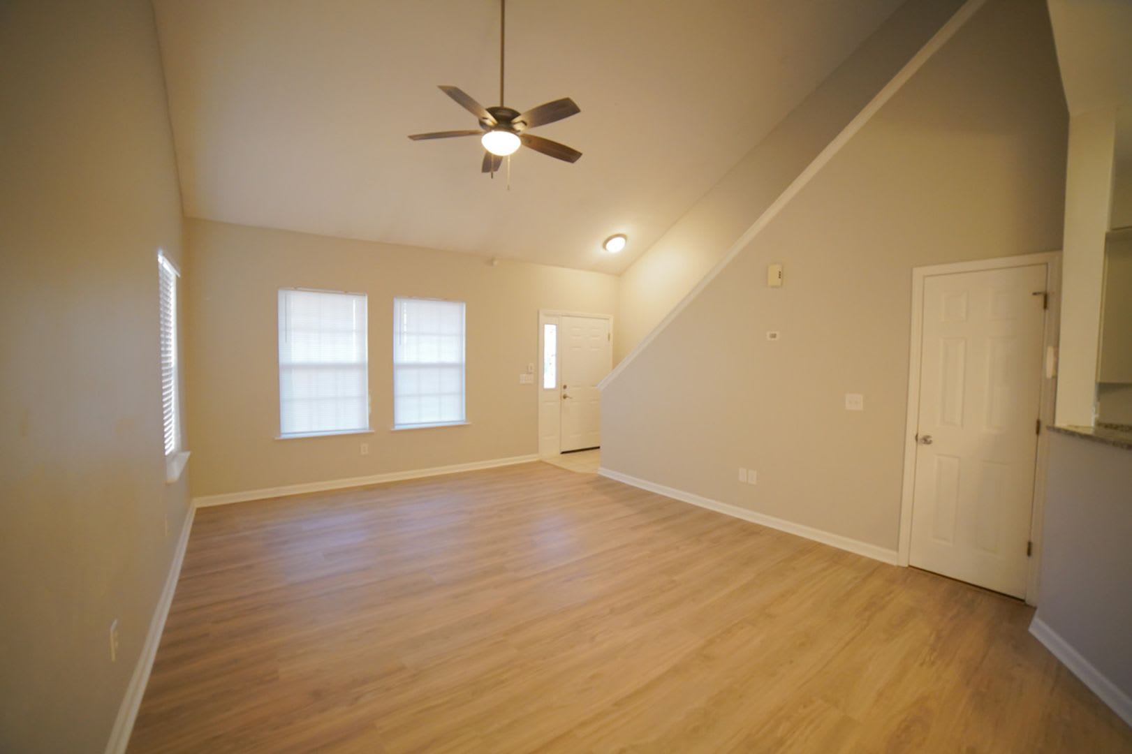 3 Bed 3 5 Bath Townhome In Nw – photo 3
