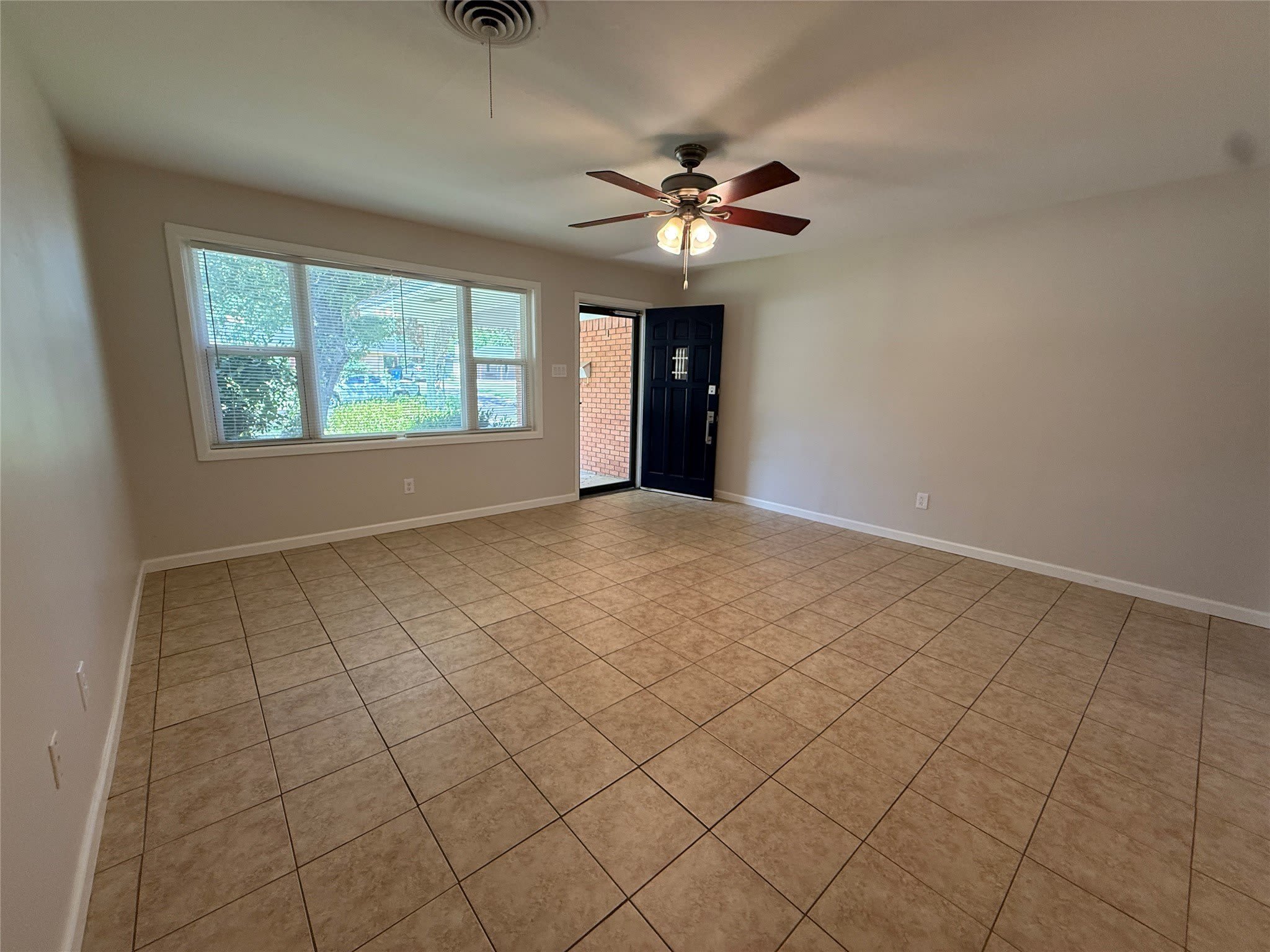 1915 Fairfax Drive – photo 4
