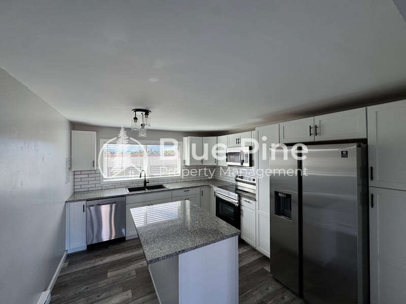 2348 Stace Street – photo 3
