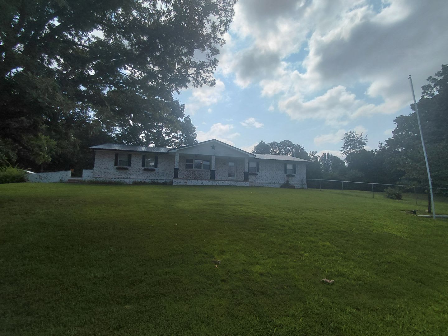 Fenced home close to post! – photo 3