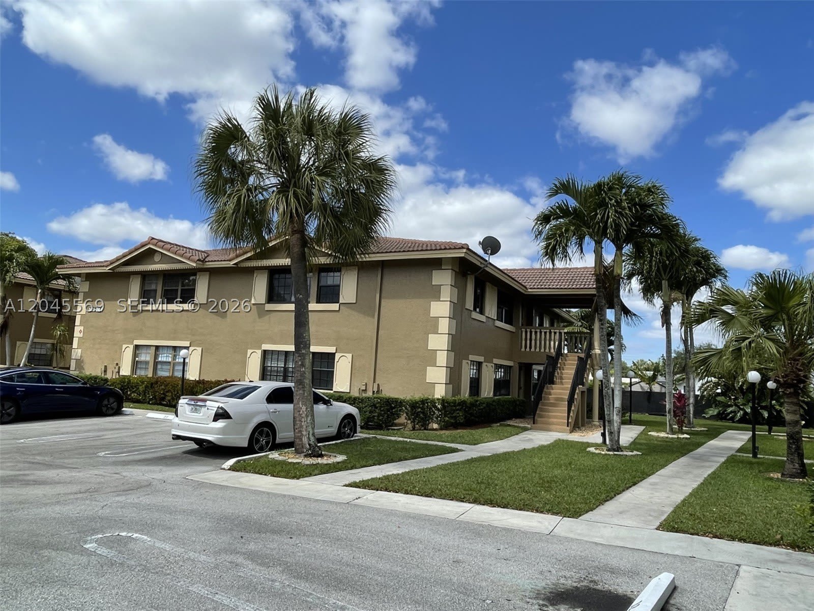 2642 Riverside Dr – photo 1