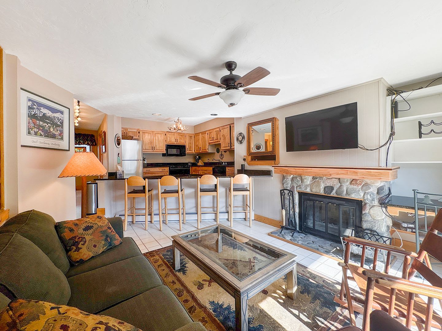 Winter rental 5-6 month lease! Hot tub! Walk to town! Garage parking! – photo 2