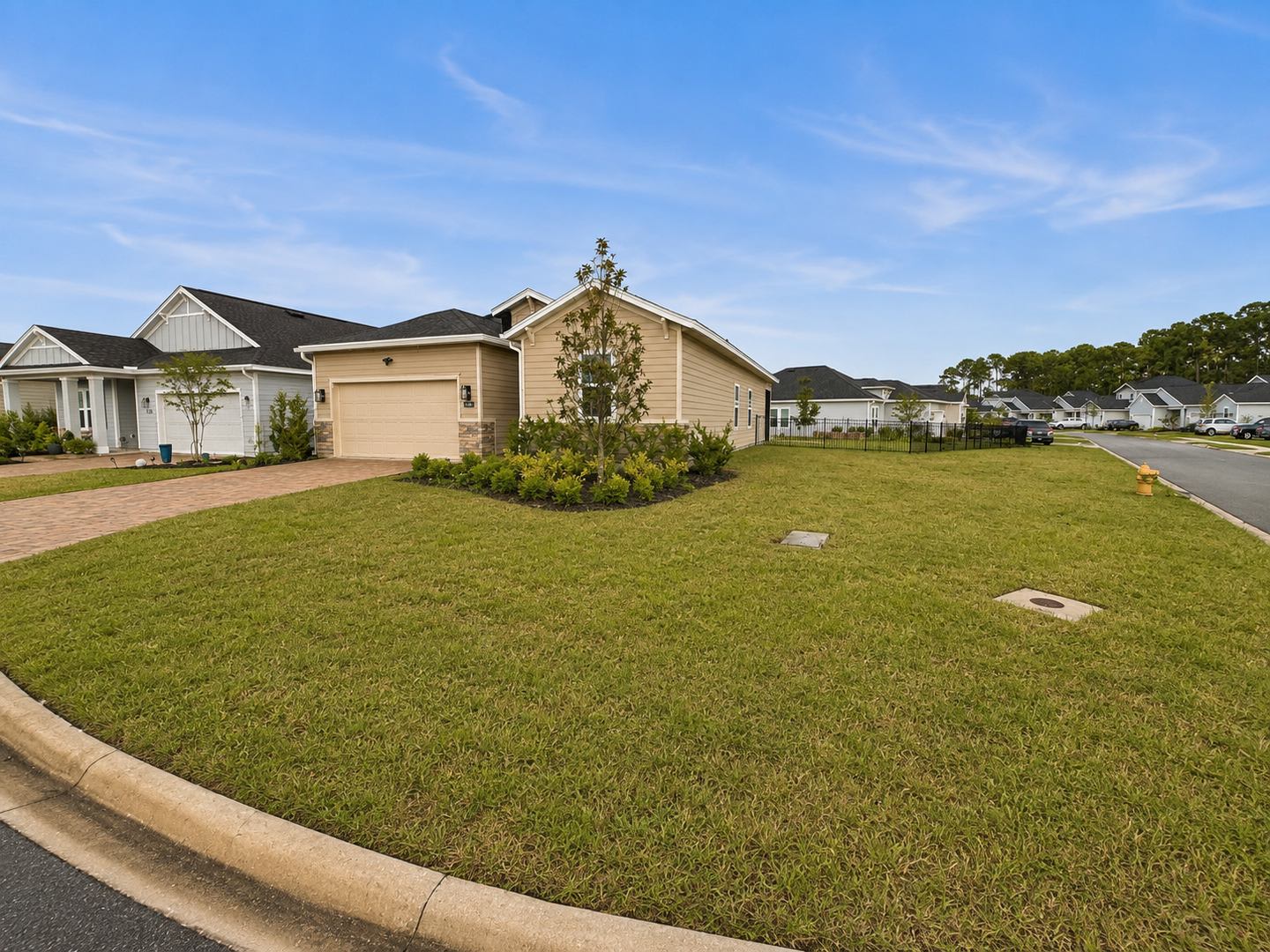 Spacious 4Br 3Ba On Large Corner Lot Water Views Screened Patio Double Garage Outdoor Fireplace – photo 2