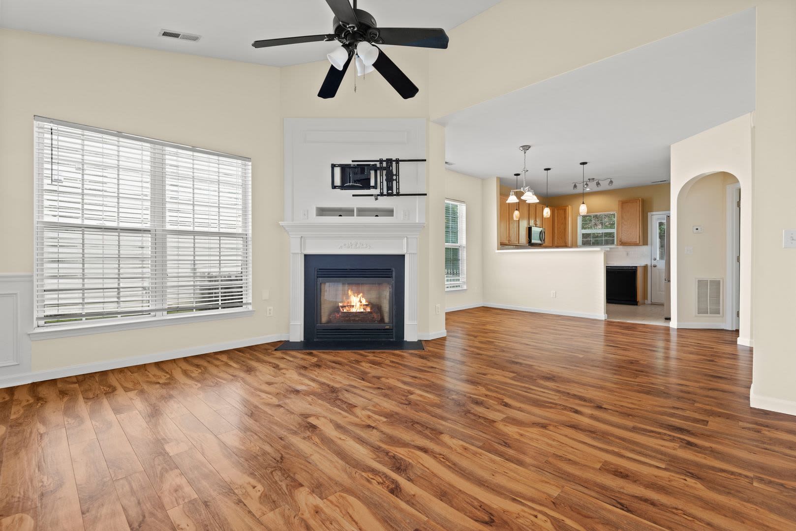 Charming 3 bedroom, 2 bathroom Ranch-style home – photo 3