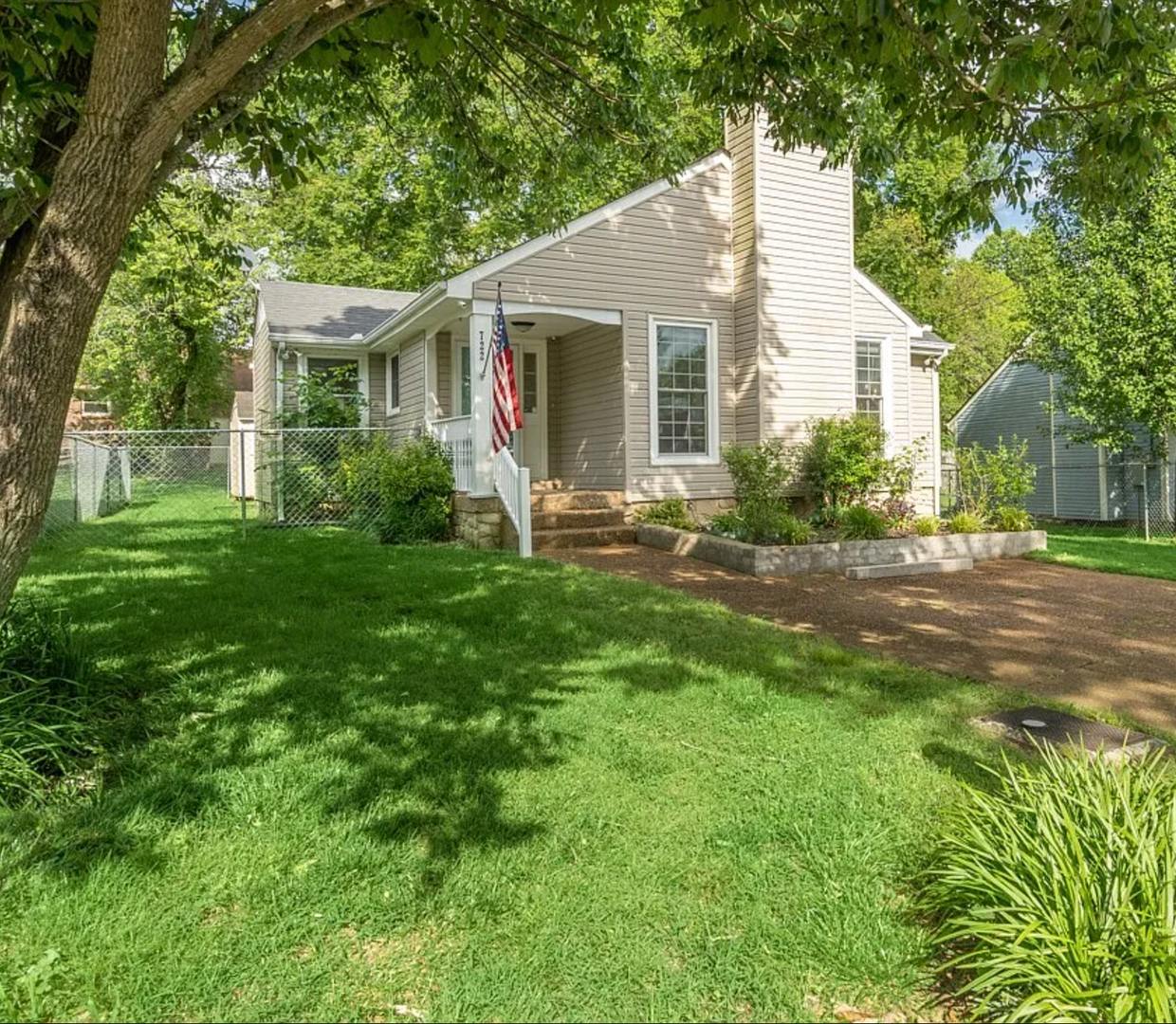Beautiful Single-Level Home in Heritage Square – Fenced Backyard &amp; Prime Madison Location! – photo 1