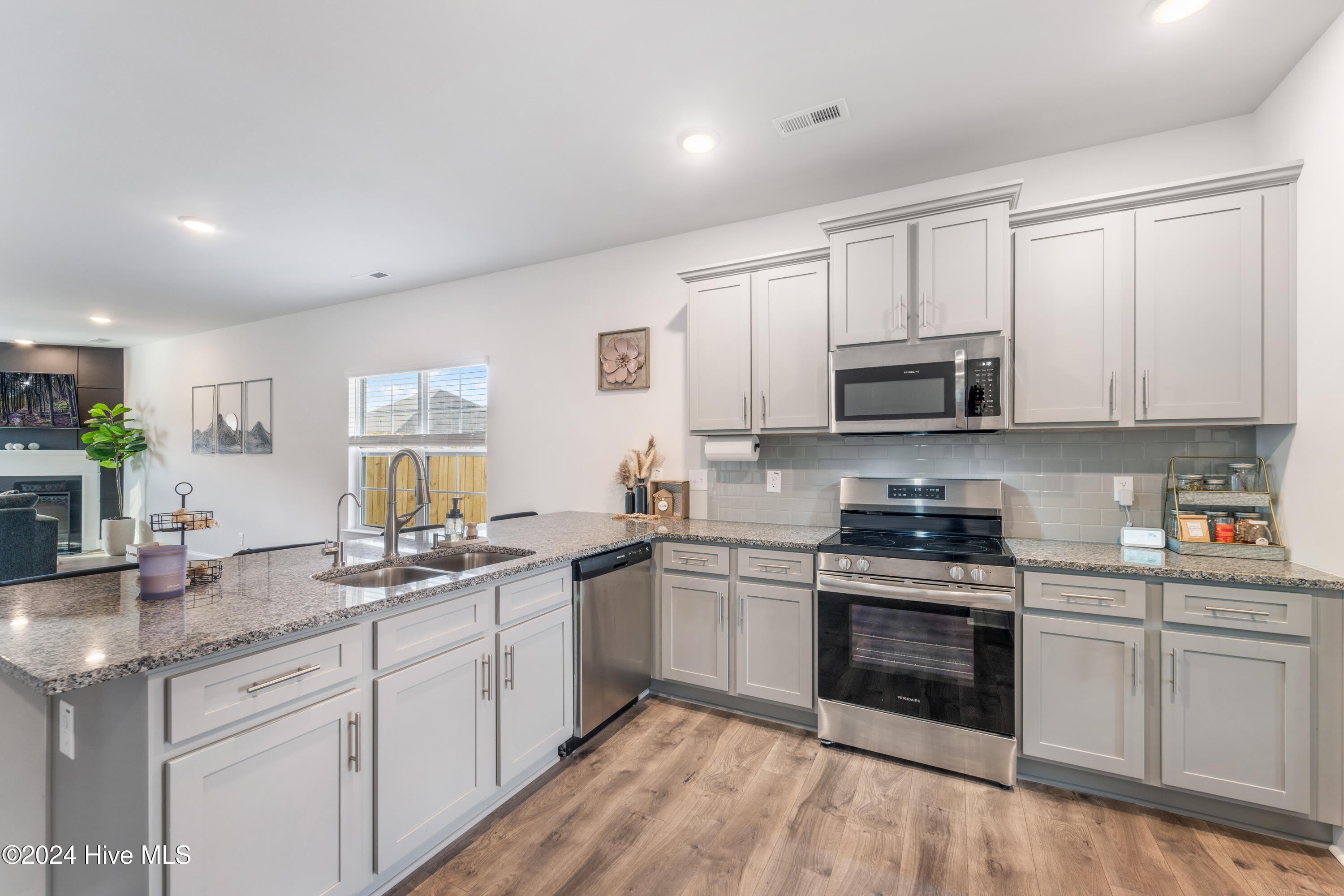 1003 Manhatten Court – photo 4