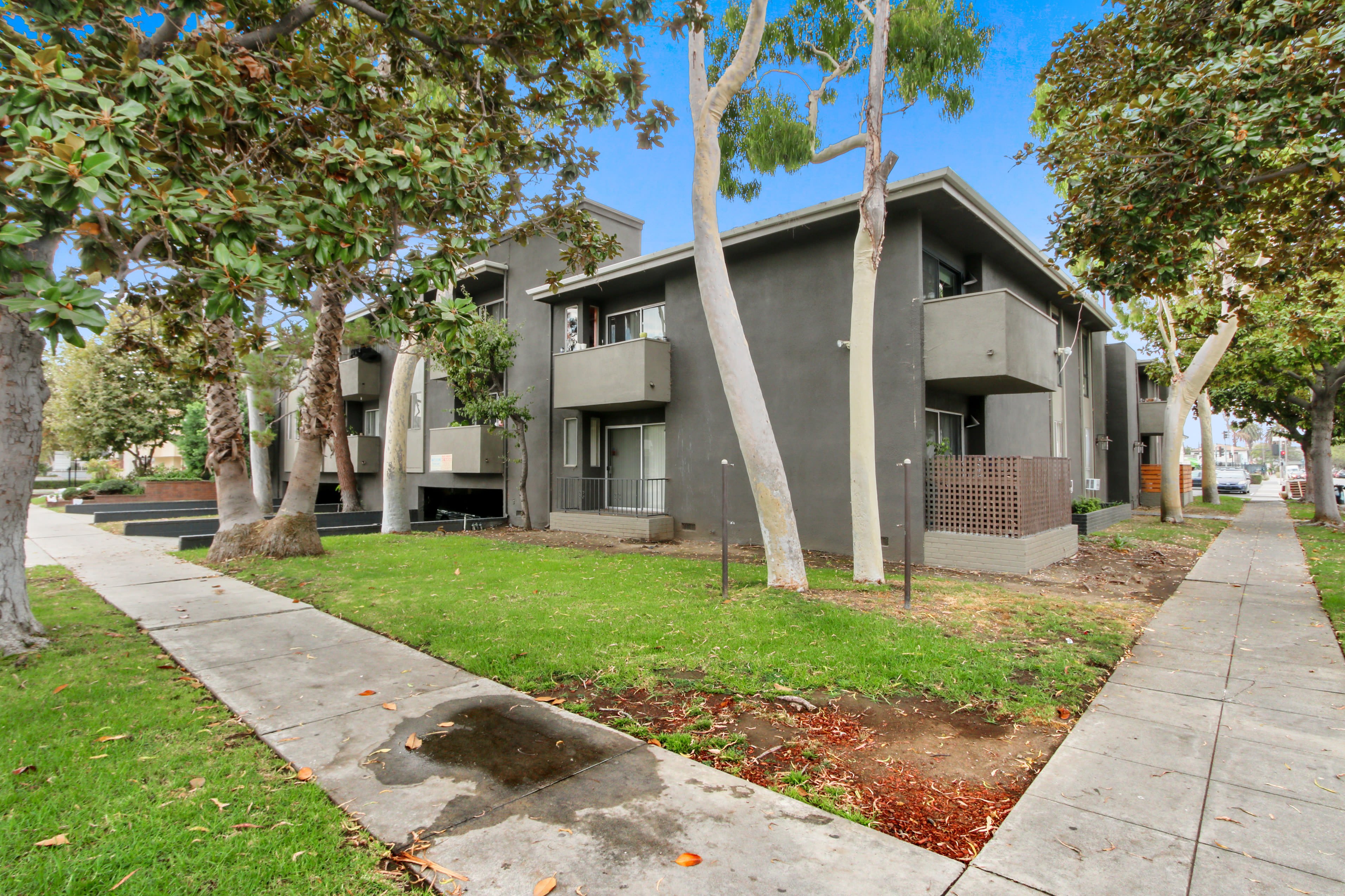 10310 Regent Apartments – photo 2