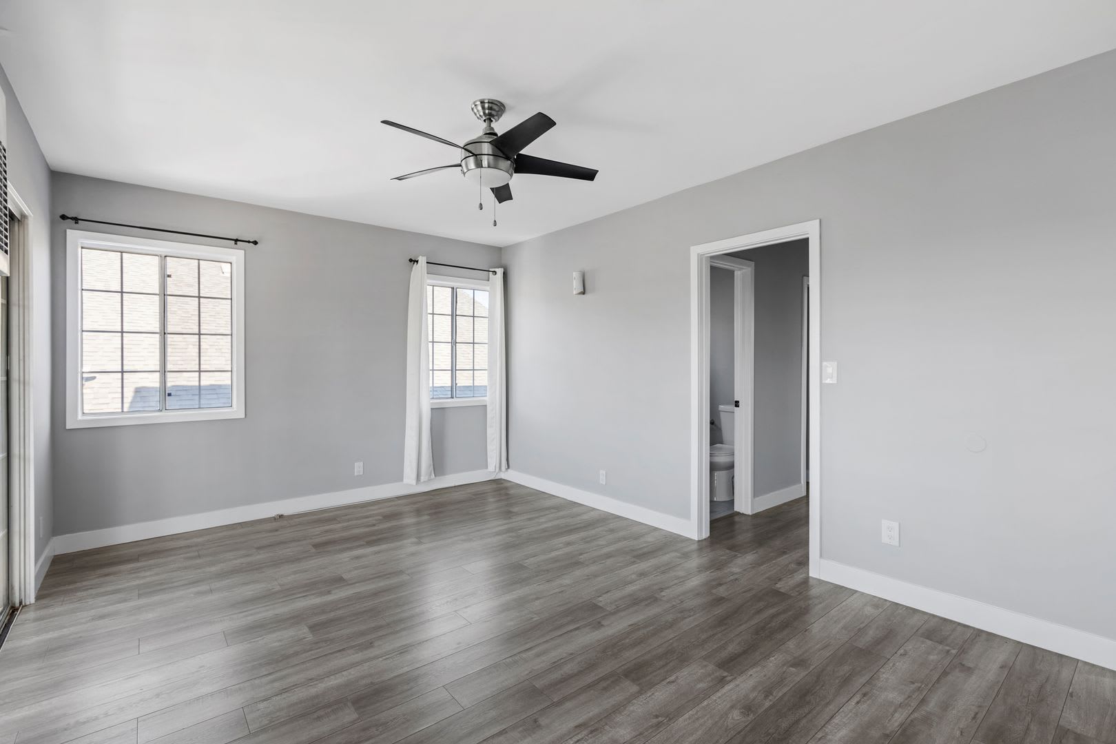 Beautiful 1BR 1BA Unit with Attached 1-Car Garage Located Near USC – photo 5