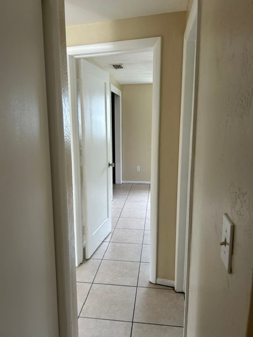 3/1 available now! Close to everything! – photo 4