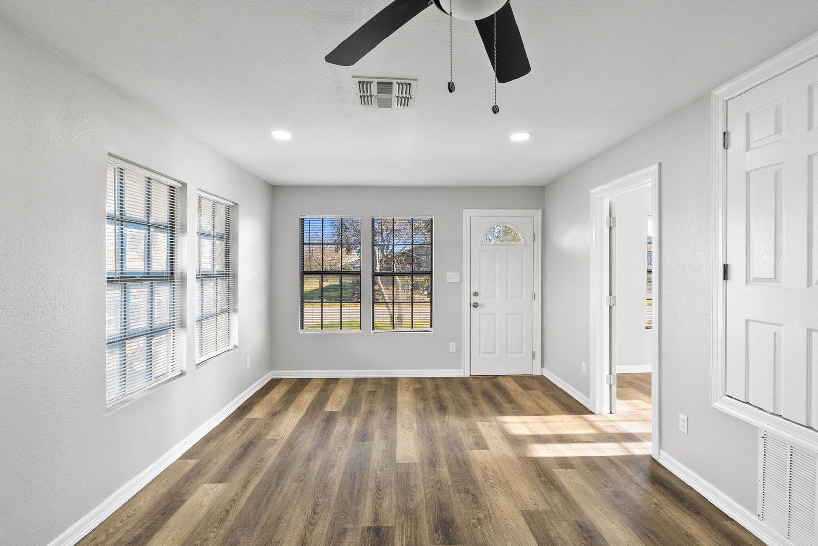 SPACIOUS TWO BEDROOM TWO BATH HOUSE! – photo 5