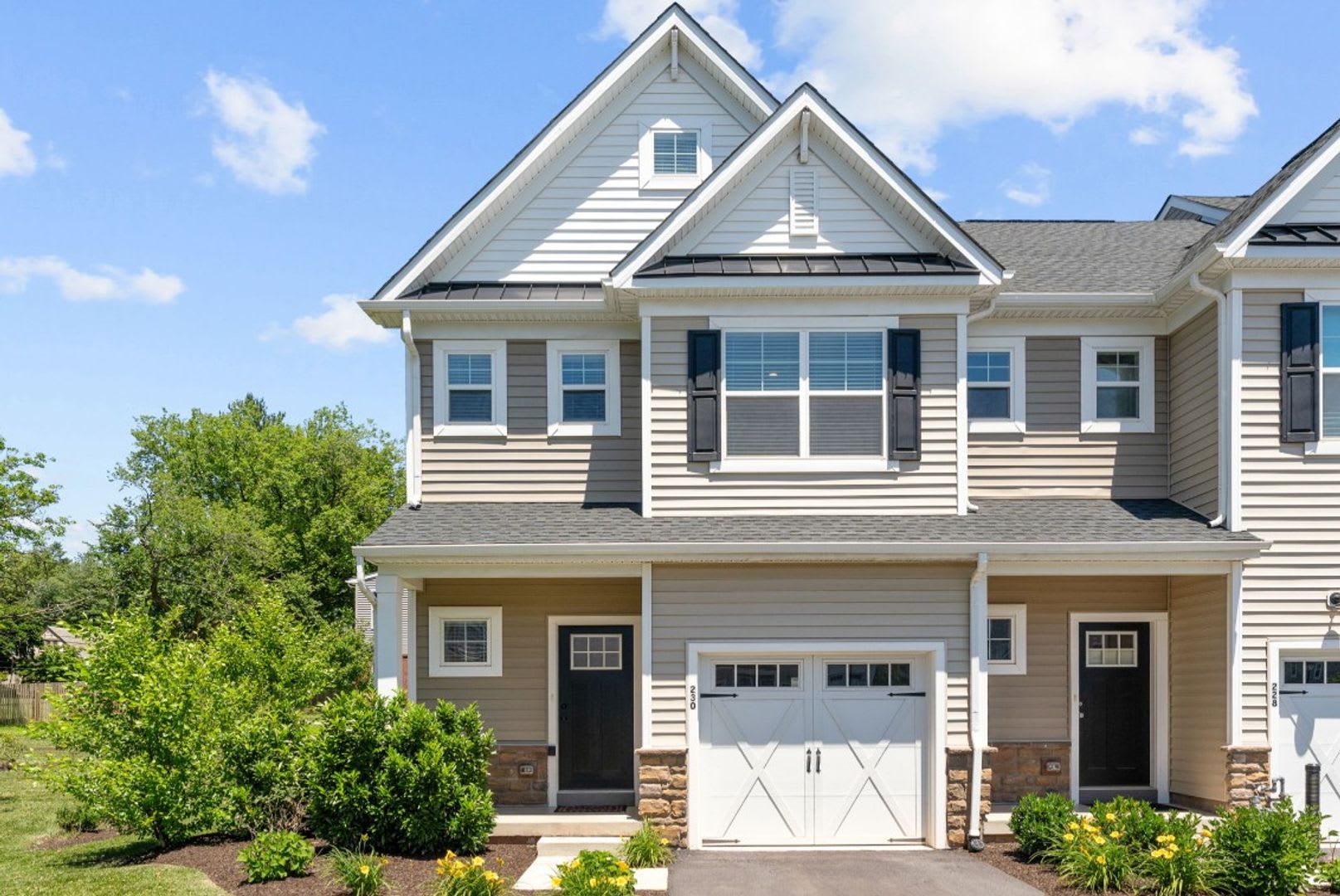 Elegant 3-Bedroom Home in Isaac Court. Available the Second Week of October! – photo 2